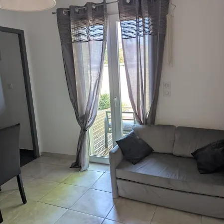 Maison Familiale Avec Studio, Climatisation Et Grand Jardin A
