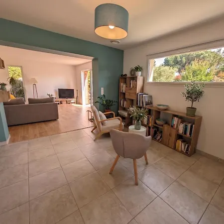 Maison Familiale Avec Studio, Climatisation Et Grand Jardin A *
